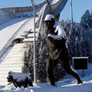In 1984, the statue "Skiglede" (The Joy of skiing) was erected in front of the large hill in Holmenkollen. The statue shows King Olav on a skiing trip with his dog, Troll (Photo: Lise Åserud / Scanpix)